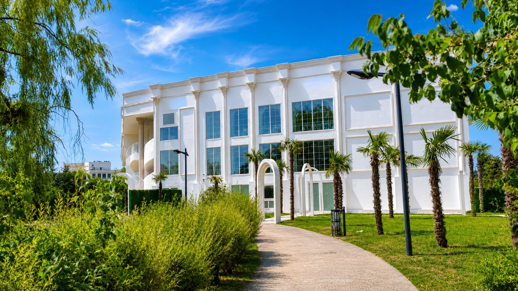 Façade et jardins d'une salle de réception