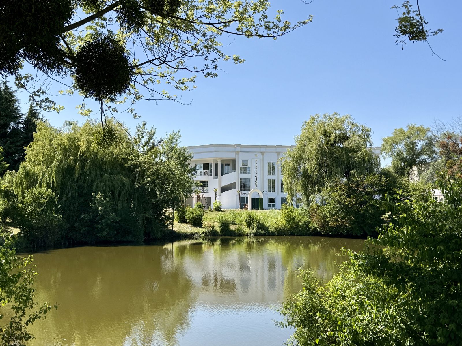Le lac devant la salle Palais Groupe de Ris-Orangis