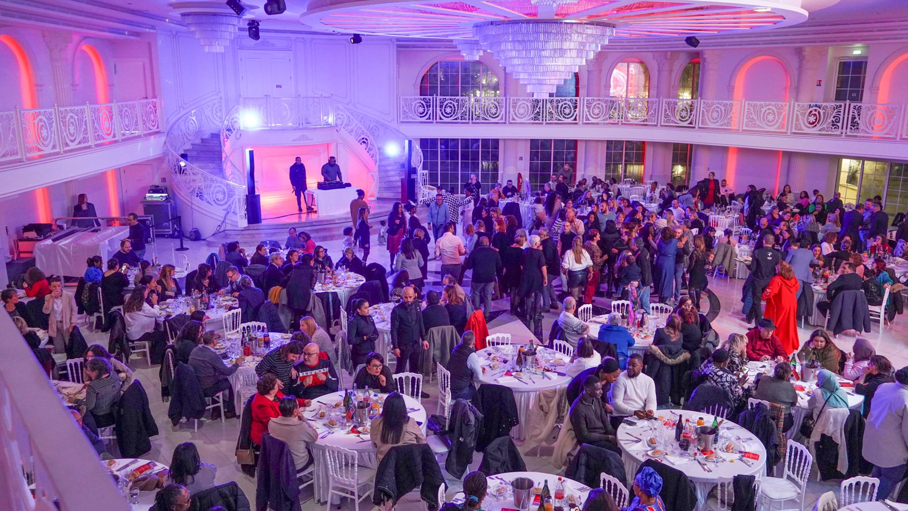 Grande salle de réception dressée pour un dîner