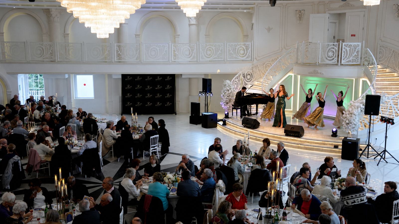 Dîner-spectacle avec chanteuse et danseuses