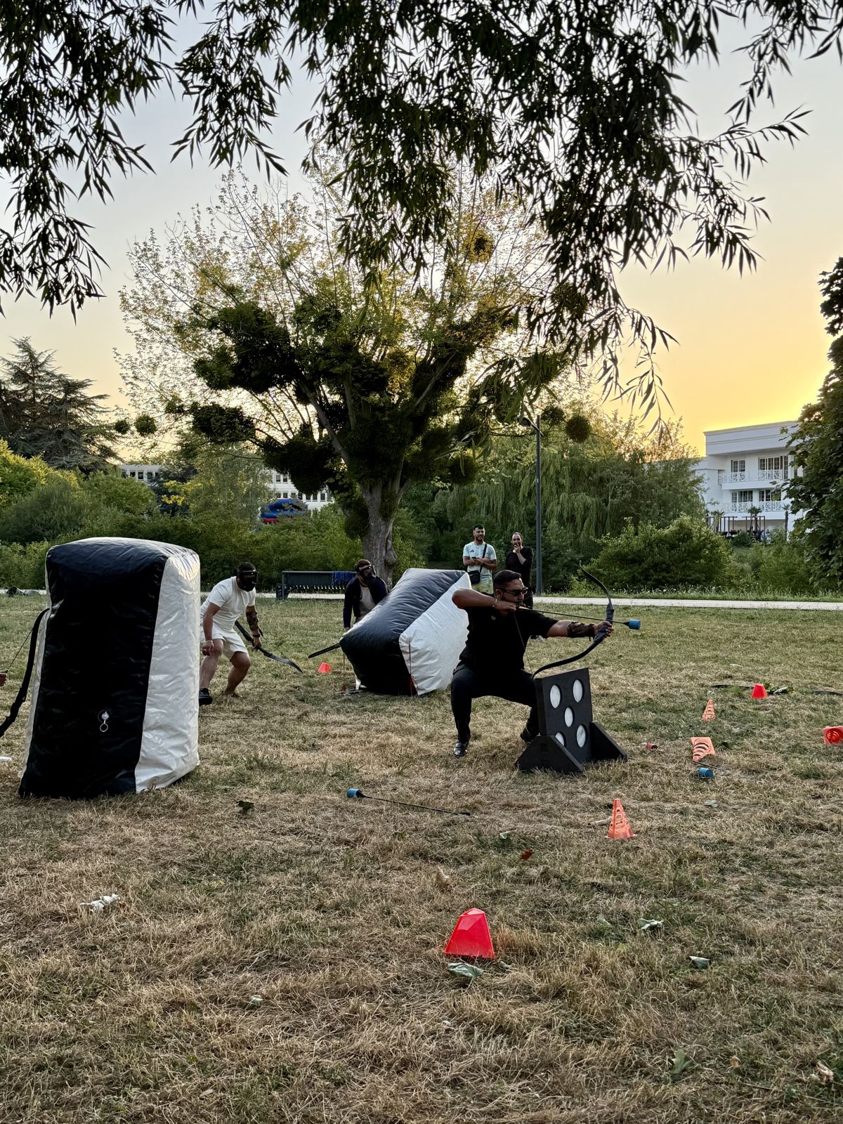 Partie d'archery tag en extérieur